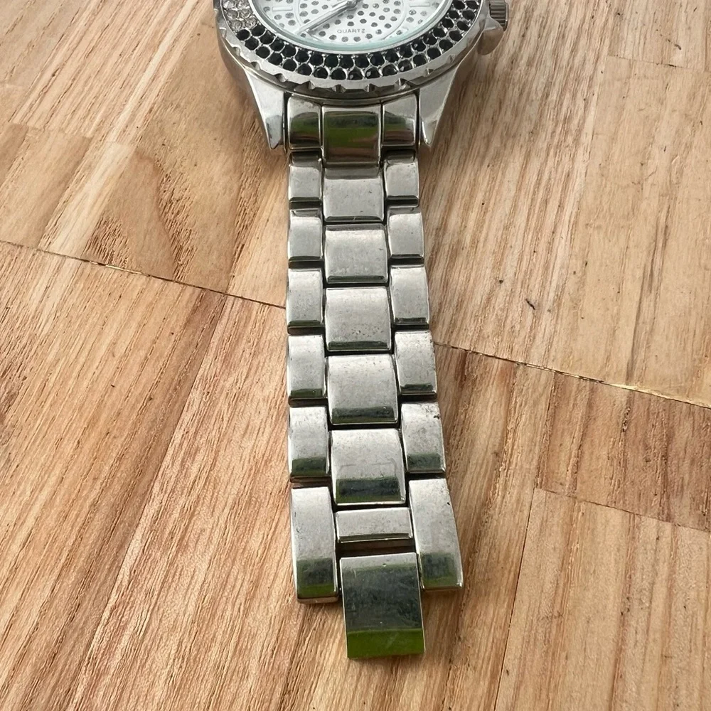 Studio time ladies silver tone crystal accented watch NEW BATTERY